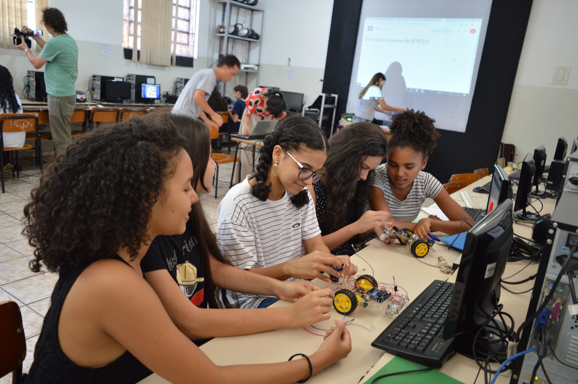 Oficina do projeto Steam4Girls realizada na Escola Municipal João Braz, em Goiânia.